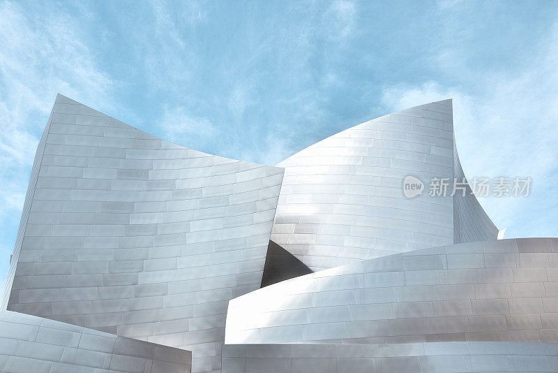 由弗兰克·盖里(Frank Gehry)设计的洛杉矶沃尔特·迪士尼音乐厅(LA Phil)的金属外观的向上全景